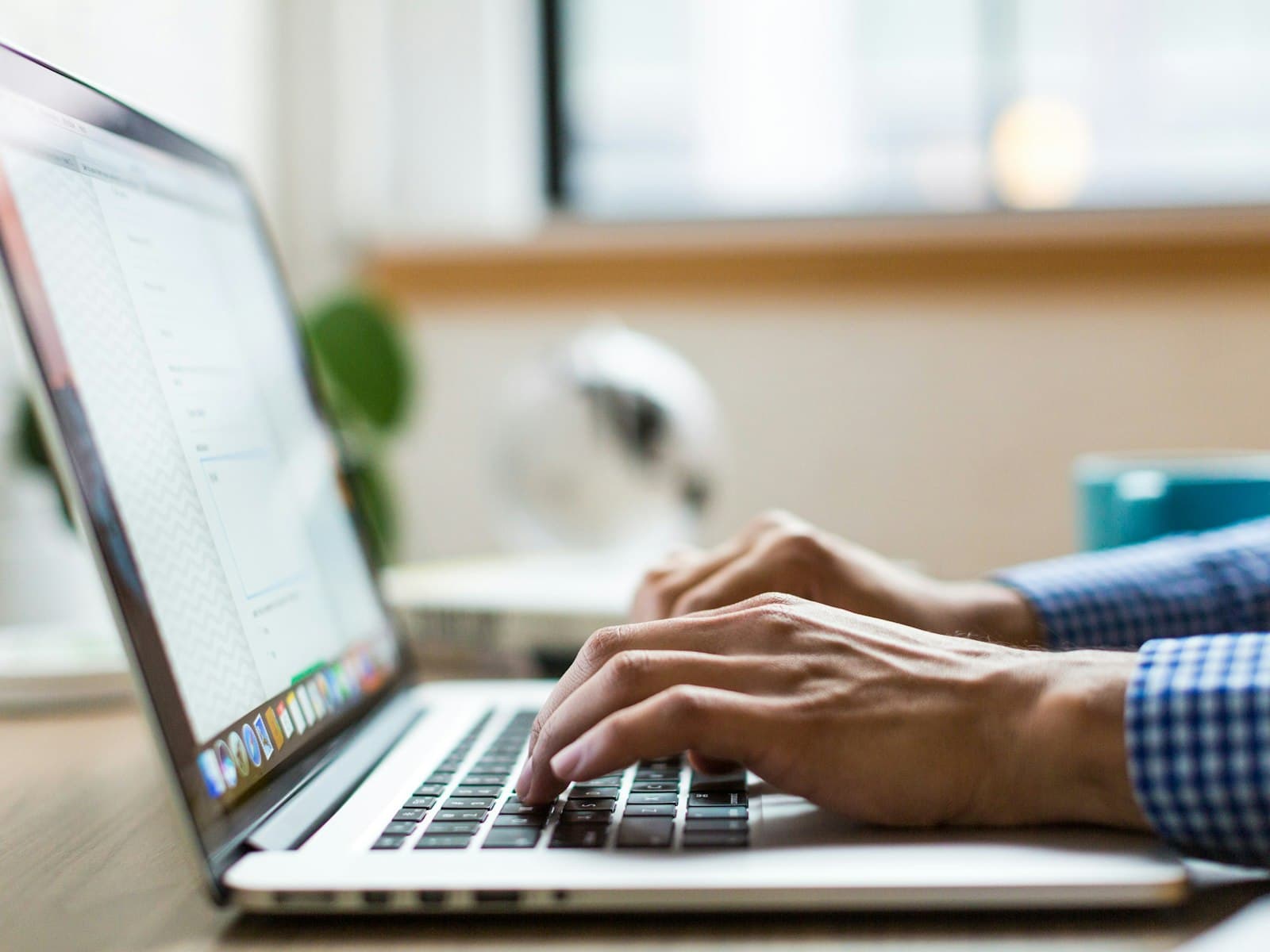 Personne rédigeant un message professionnel sur son ordinateur portable
